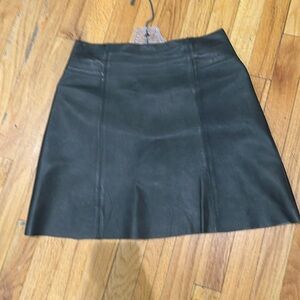 Zara ladies calfskin skirt - Green/ grey
Waist : 14 in
Length: 17 3/4